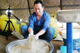 小鹅生病了，小峰要给小鹅怎么喂药？大家都快进来看看视频封面