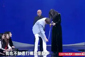 帅气小伙现场帮大长腿美女测量腿长，102公分的腿，实在是完美啊视频封面