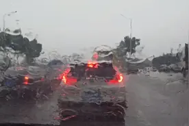 从日照回临沂途中遭遇强降雨，一个红绿灯等了三次没过去视频封面