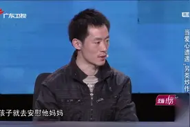 心酸！白血病男童看见妈妈流泪，治疗过程忍着痛没有一丝反抗！视频封面