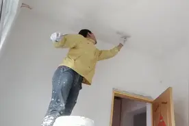 师傅刮腻子8块钱一平方，一天挣400块贵吗？视频封面