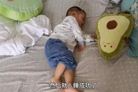 如何培养宝宝自主入睡？奶爸只用了一个方法，再也不用抱睡背睡了视频封面