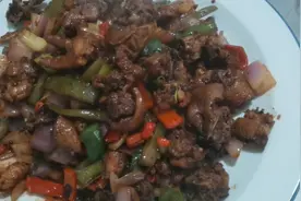 做干锅鸡最关键的一步是先要把鸡焯一下水，这样的鸡又香又好吃视频封面