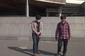 与明星哥在上海到处找干爹，太难找了，露宿街头了视频封面