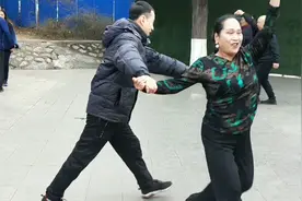 红姐的老公来了，带大家认识一下