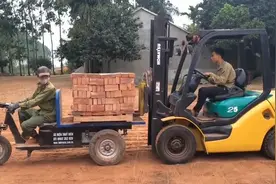 砖厂拉砖都是靠叉车的，这砖摆放的很整齐，您觉得这个工作怎么样