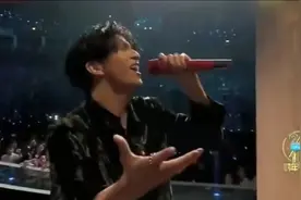 薛之谦演唱《动物世界》，边唱边和舞伴跳舞两不耽误！