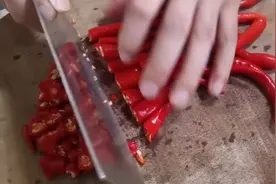 网上学到配制辣椒水的方法，准备杀阳台青菜上的害虫！视频封面