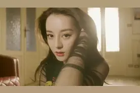 热巴为了拍照真拼，撩起裙子露出自己的“罗汉脚”，网友疯狂截屏视频封面