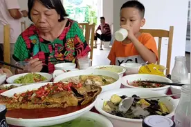 公公六十大寿，在镇上饭店订了三桌，这样的菜系800一桌，怎样视频封面