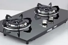 挑选燃气灶时，玻璃的和不锈钢哪种好？售货员透漏，选这种更实用视频封面