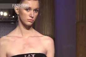 国外时装走秀，模特争相斗艳，没想到这衣服真是镂空的！视频封面