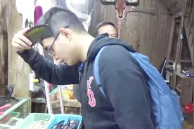一听牛角梳可减少脱发！小哥一把把拿着狂梳，摄像都笑了