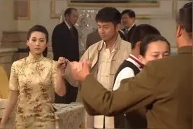 小伙被讽刺不会跳舞，他直接选枪法出神入化的美女跳，精彩。影视视频封面