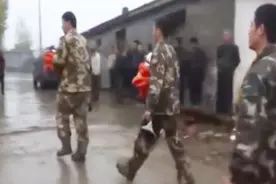 神秘洞穴呈现喀斯克地貌，记者双脚深陷泥潭，专家对淤泥感到惊讶