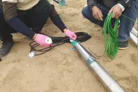 多年不用的老井小袁担心整不出水，公公一起来帮忙视频封面