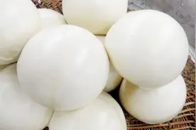 蒸馒头是放小苏打还是碱面？很多主妇不清楚，难怪馒头发黄不松软视频封面