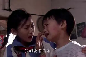 女孩嫌男孩吃得多，男孩故意把菜往自己碗里拨，女孩出言讽刺