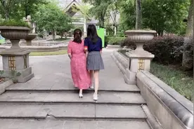 一家人过节，“年轻的丈母娘”跟媳妇走一起都说像姐妹，你觉得呢视频封面