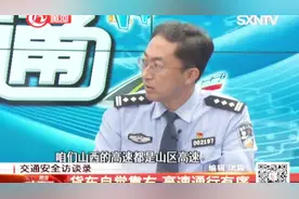 两货车高速上并排行驶，后方积压车辆干着急，这种情况该咋办？视频封面