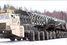 这车24个巨型轮子，百公里烧半吨燃油，可载着250吨的核导弹漂移