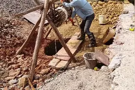 打工小伙职工回家，帮忙老父亲一起挖井，感叹喝水不忘挖井人。视频封面