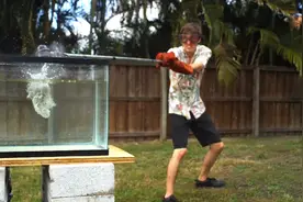 小伙把融化的盐倒进水里，居然爆炸了，网友：下次用盐得离远点儿