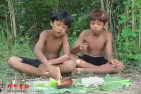 如何做一道优雅的荒野石板烤鱼？哥俩教你！视频封面
