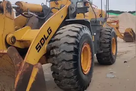 小伙修铲车刹车，搞了半天，也不回位，原来是这里报废了！视频封面