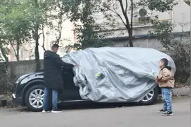 车身罩上车衣，最主要的就是减缓车漆的氧化，没罩的朋友赶紧罩上视频封面