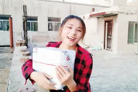 打工妹在520这天，收到神秘礼物，打开后开心坏了，太容易满足！视频封面