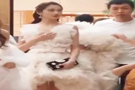 为何女明星都要找男助理？看关晓彤助理给她整理衣领瞬间，我秒懂视频封面