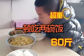 儿子6岁，身高1.2米，体重60斤，正常吗？妈妈直言要孩子减肥视频封面