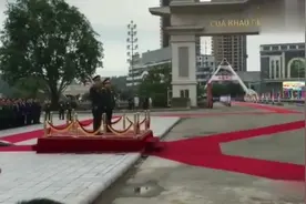 看越南三军仪仗队在边境口岸的表演整体模式几乎全照搬我国视频封面