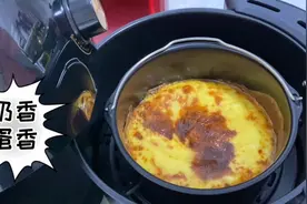 鸡蛋的神仙吃法，三个鸡蛋，一盒奶，孩子吃的乐呵呵