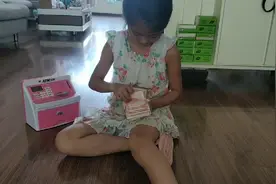 画画学费还差钱，女儿从自己儿童取款机里取400，还想学画画！视频封面