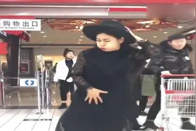 雪姐又来搞笑了，商场里大跳舞蹈，原来是因为鞋底粘了口香糖