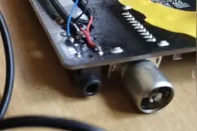 乐视液晶电视的AV输入插线弄丢了，看小哥如何在主板上添加AV插线