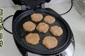 用四种蔬菜和牛肉打碎做成小饼，软软糯糯的可当作早餐和宝宝辅食