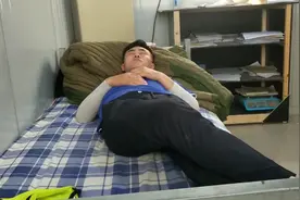 农民工天天在监理办公室睡觉，一个月8000工资，最霸气的打工仔视频封面