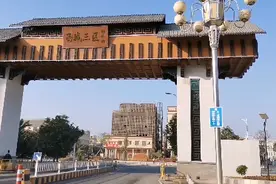 东莞横沥西城工业园区，三区很漂亮，大门很时尚视频封面