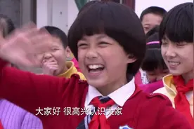 妹妹代表新生上台致辞，傻哥哥却在台下大叫，气哭妹妹视频封面