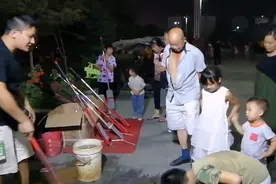 80后喜哥摆摊加穷游，湖北大润发广场两个小时收入500块