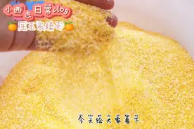 玉米粉碎，做成这种玉米榛子，煮成粥，就着菜，小时候很喜欢吃视频封面