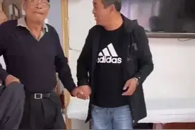 这位老大爷腰疼，走路需要搀扶，盲人推拿过程（1）视频封面