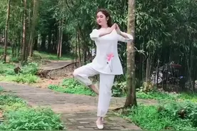 如今的漂亮女人都不稀罕穿裙子，正流行的港风两件套，时髦又洋气视频封面