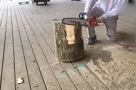 看牛人怎样将一块木头加工成一个圆球，手艺人就是厉害