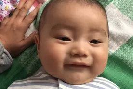 妈妈给五个月大的宝宝唱儿歌，儿子竟然也要跟着一起唱