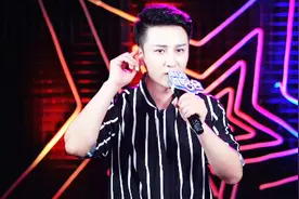 小伙在厕所里唱火的经典老歌《最近》，这个现场版更有“味道”！