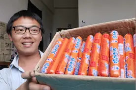 忧忧收到暖心礼物鸡肉肠一箱，50根香肠够猫咪吃一个月了，好开心